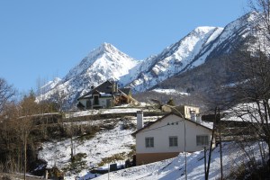 La maison bénéficie d'une solide assise grâce à la montagne