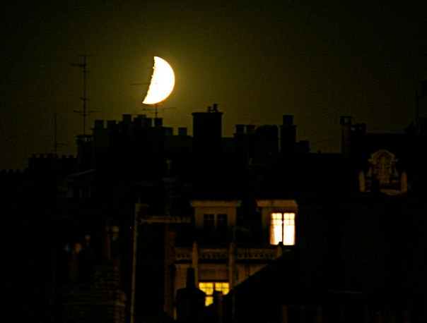 lune à la fenêtre 